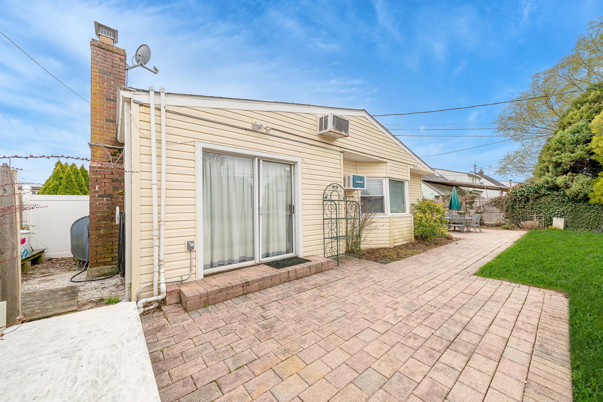 37 Marksman Lane, Levittown, New York image 20