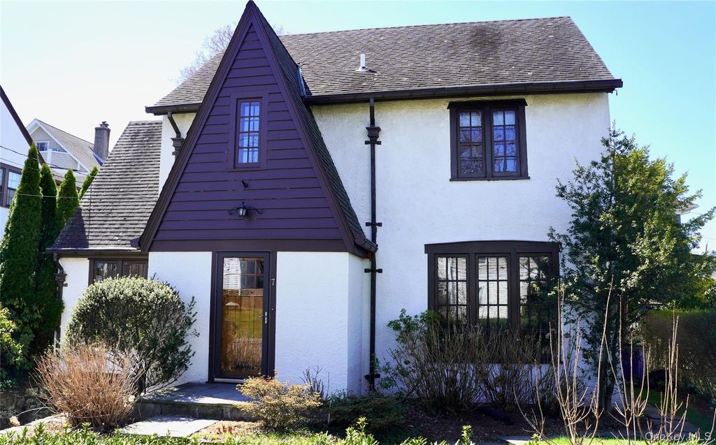 Photo of 7 Bogert Place, Bronxville, NY 10708 (MLS # 984970)