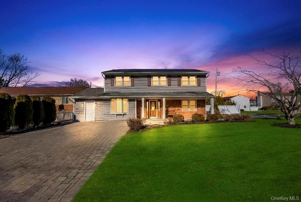 Photo of 3 Avelaine Court, Babylon, NY 11702 (MLS # 951841)