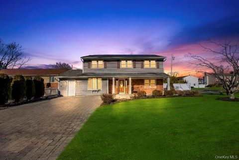 Photo of 3 Avelaine Court, Babylon, NY 11702 (MLS # 951841)