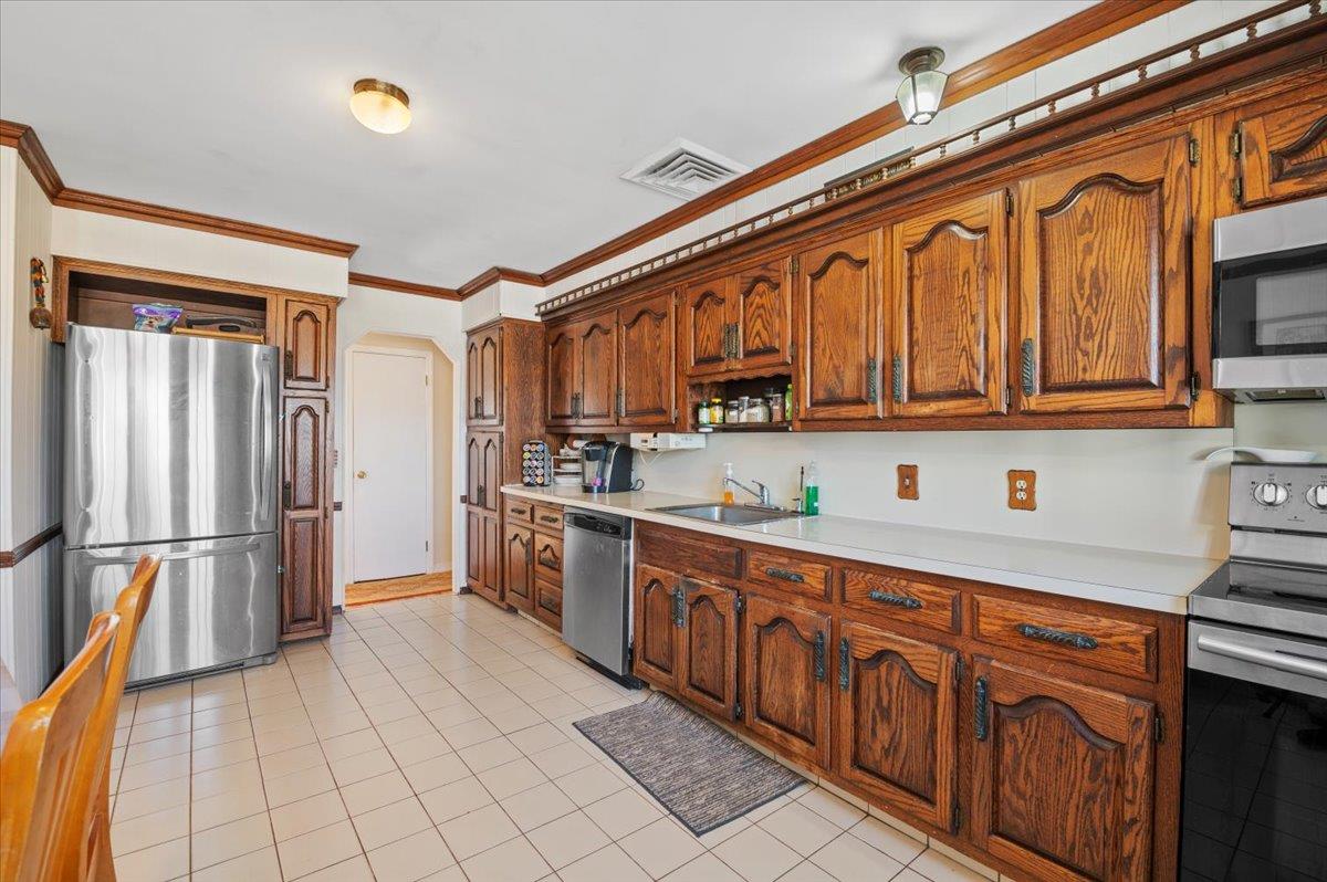 Islip, New York 11706, United States, 5 Bedrooms Bedrooms, ,3 BathroomsBathrooms,Residential,Coming Soon,94603