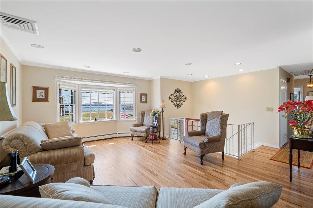 Islip, New York 11706, United States, 5 Bedrooms Bedrooms, ,3 BathroomsBathrooms,Residential,Coming Soon,94603