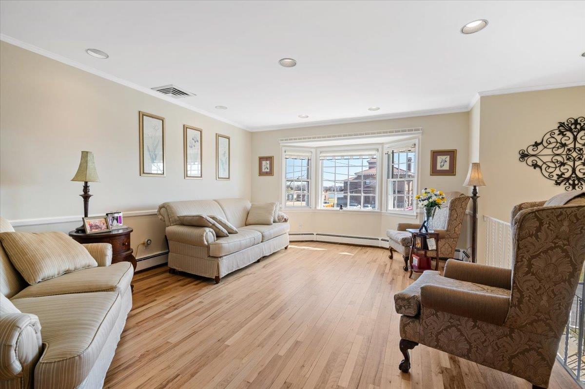 Islip, New York 11706, United States, 5 Bedrooms Bedrooms, ,3 BathroomsBathrooms,Residential,Coming Soon,94603