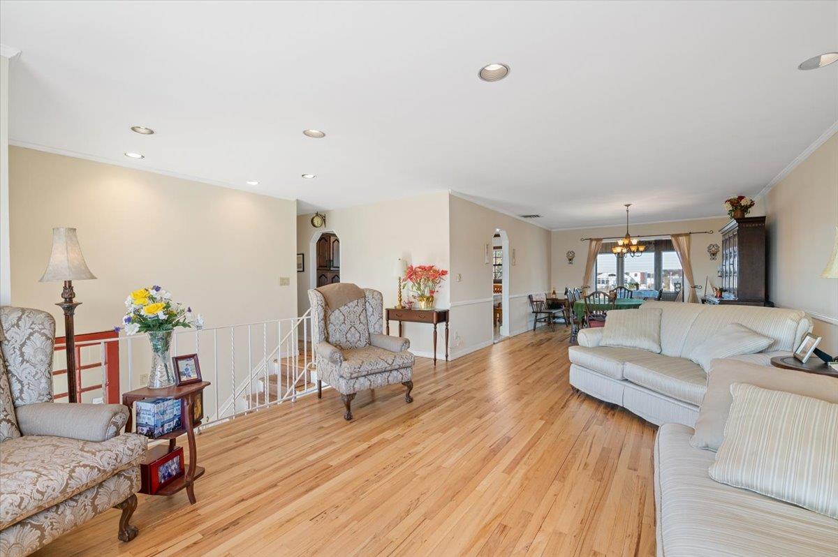 Islip, New York 11706, United States, 5 Bedrooms Bedrooms, ,3 BathroomsBathrooms,Residential,Coming Soon,94603