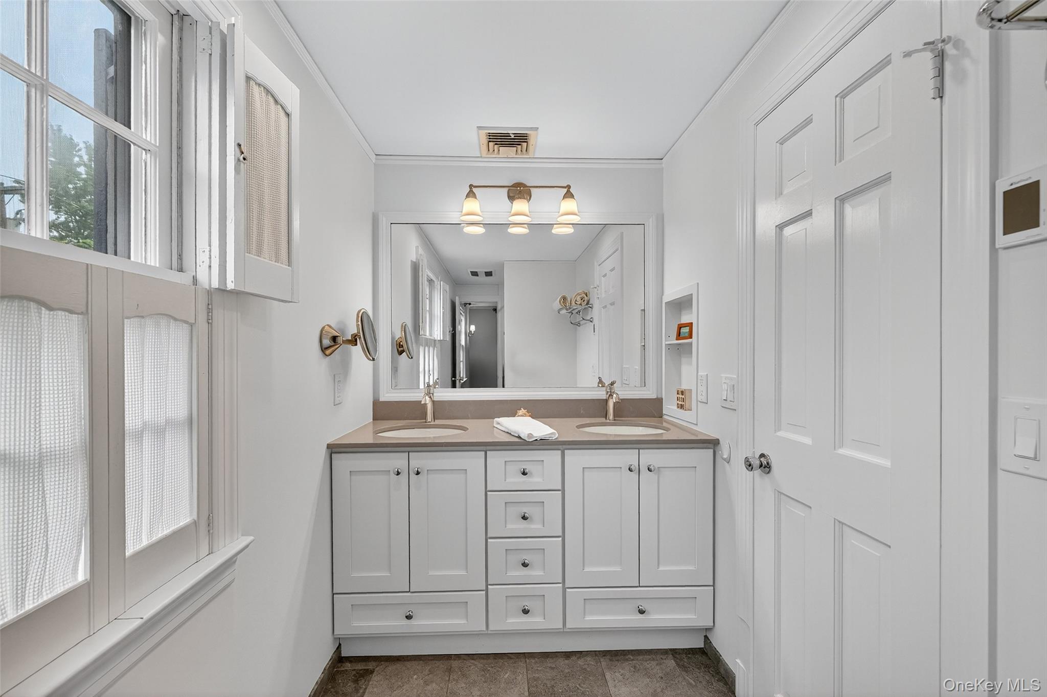 Croton-On-Hudson, New York 10520, United States, 4 Bedrooms Bedrooms, ,2 BathroomsBathrooms,Residential,Active,211120