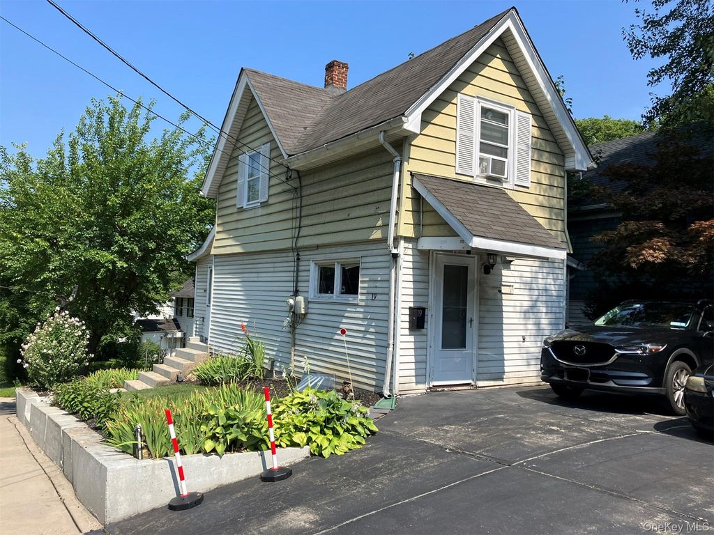 Photo of 19 Tatterson Street, Roslyn, NY 11576 (MLS # 926547)