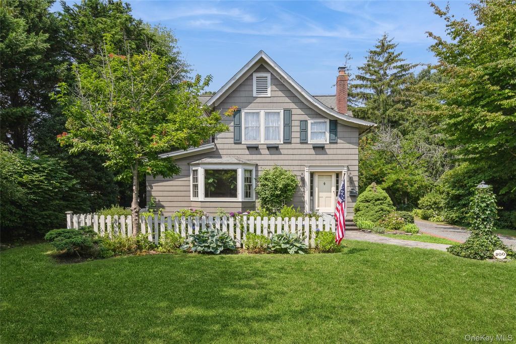 Photo of 200 Greene Avenue, Sayville, NY 11782 (MLS # 1029167)