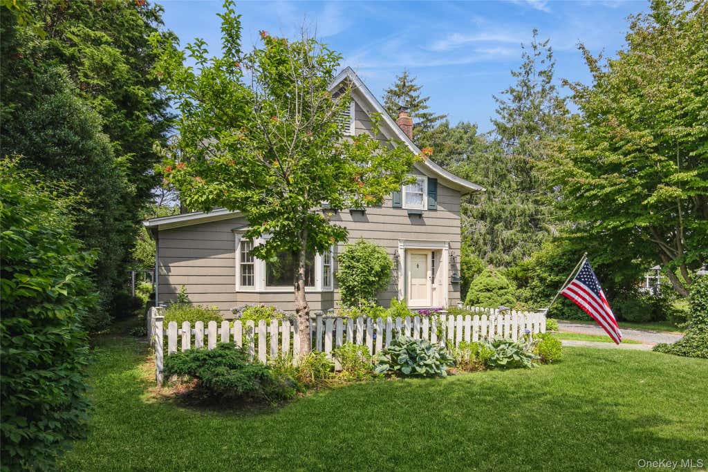 Photo of 200 Greene Avenue, Sayville, NY 11782 (MLS # 1029167)