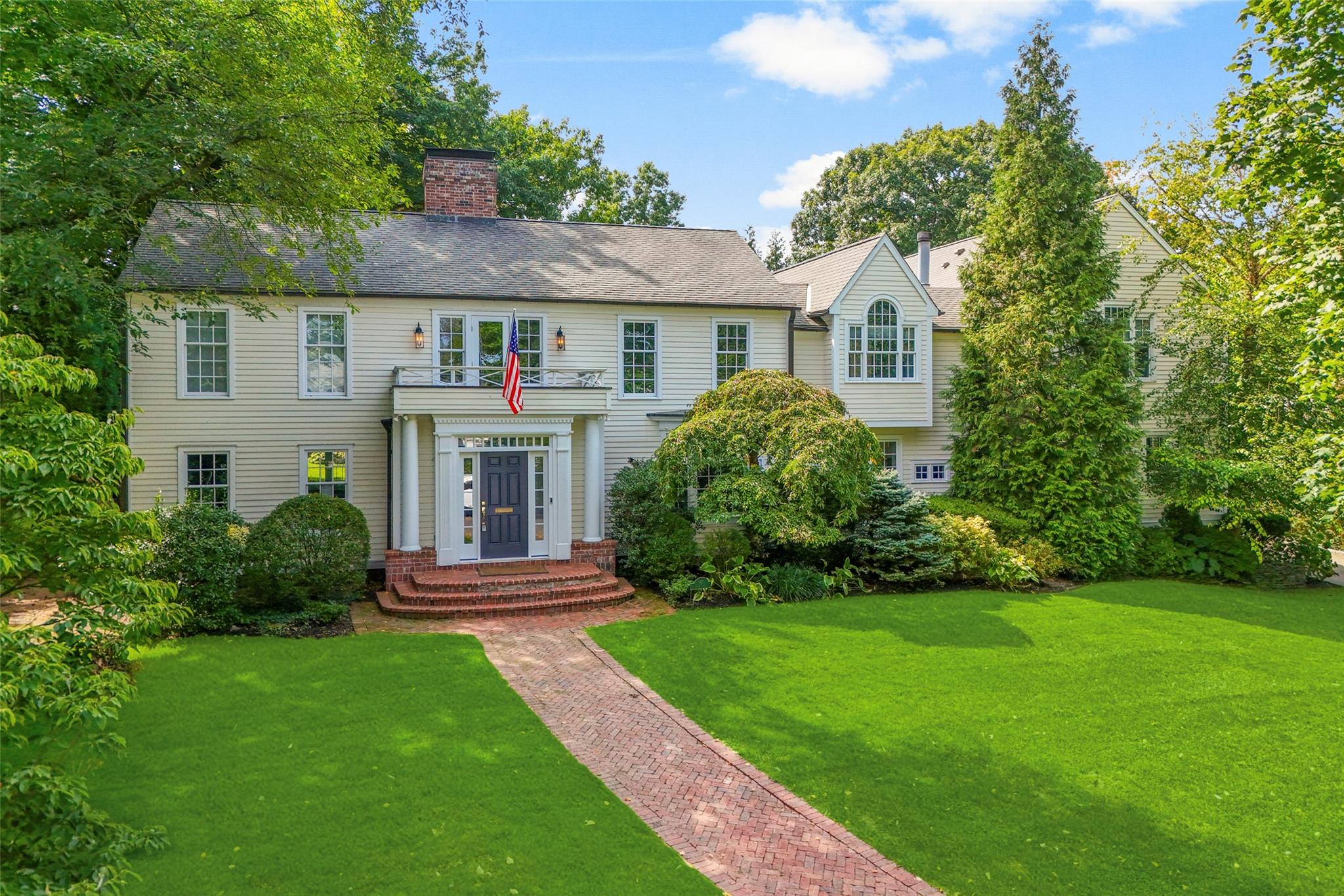 Flint Avenue, Mamaroneck, New York - 5 Bedrooms  
6 Bathrooms  
10 Rooms - 