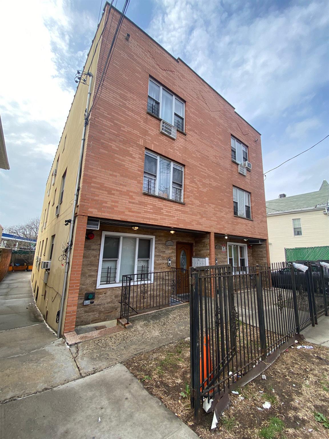 Property for Sale at Rosedale Avenue, Bronx, New York - Bedrooms: 8 
Bathrooms: 5  - $1,350,000