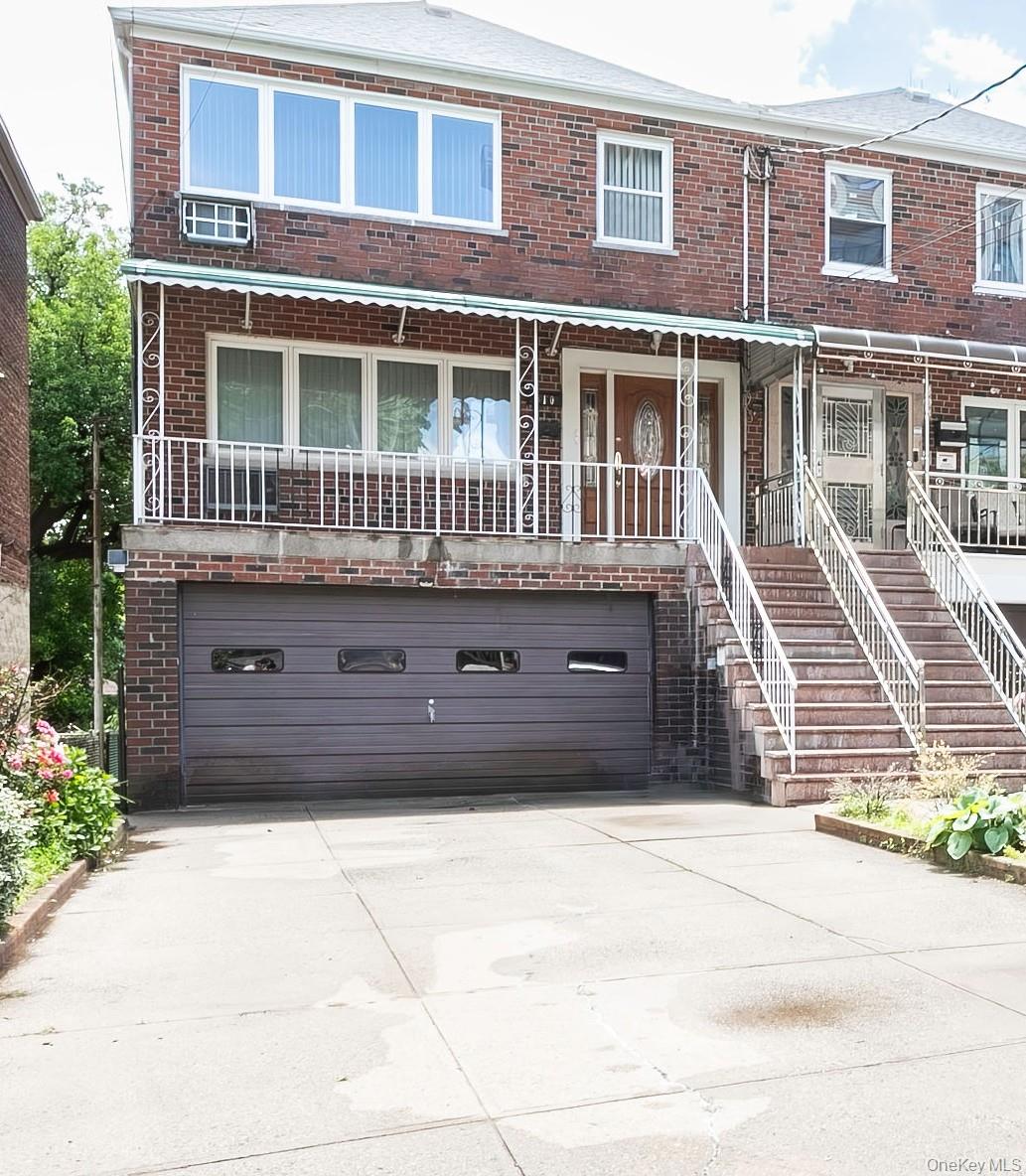 Photo 1 of 32 — 810 Neill Avenue, Bronx, NY 10462
