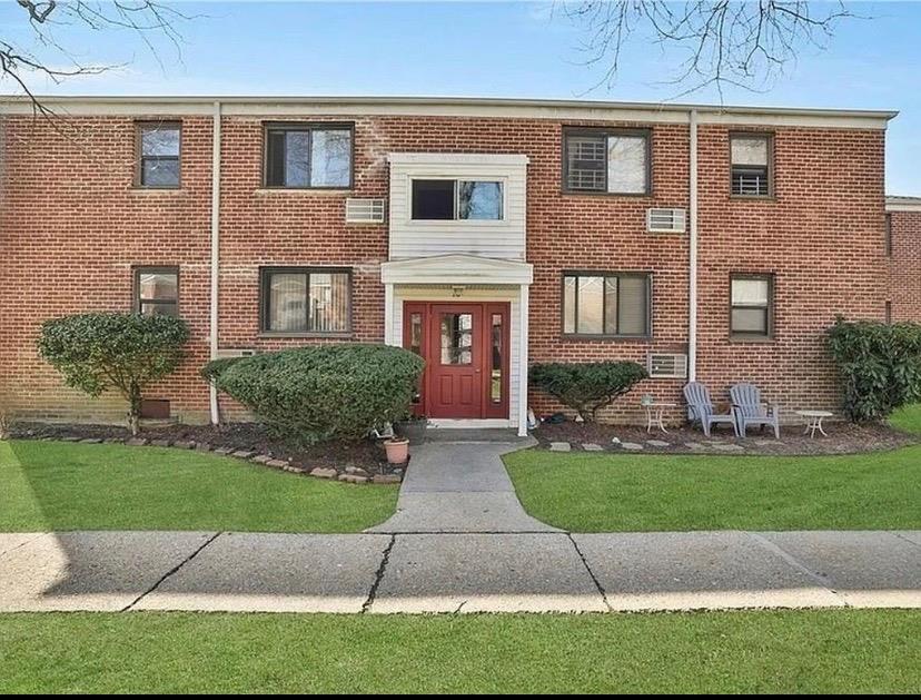 Lawrence Drive Dr B, White Plains, New York - 2 Bedrooms  
1 Bathrooms  
5 Rooms - 