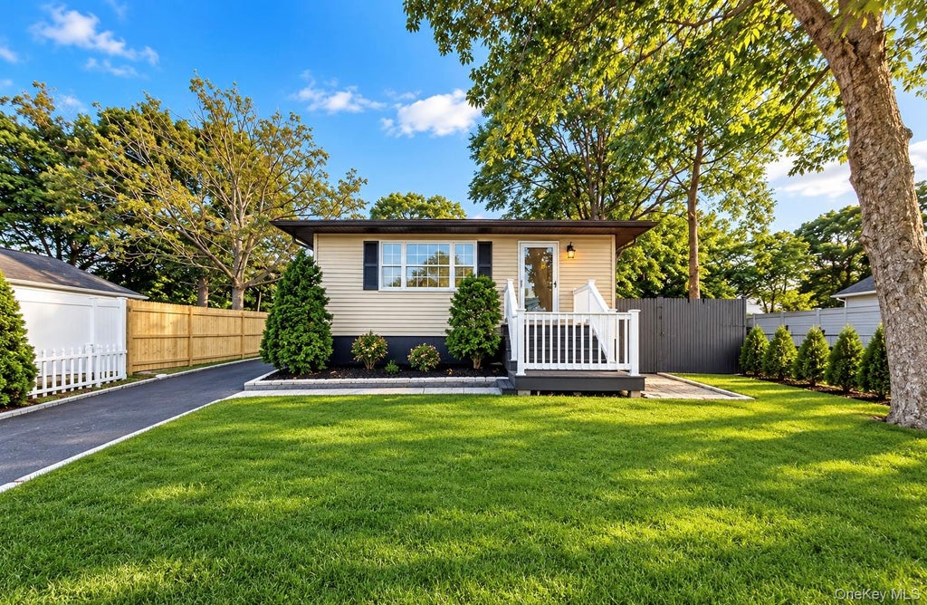 Photo of 28 Roslyn Avenue, Selden, NY 11784 (MLS # 1066520)