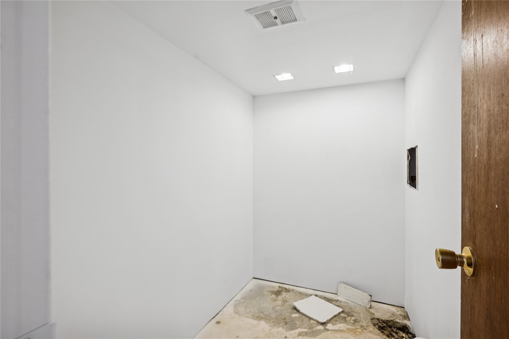 702 Stewart Avenue, Bethpage, New York image 34