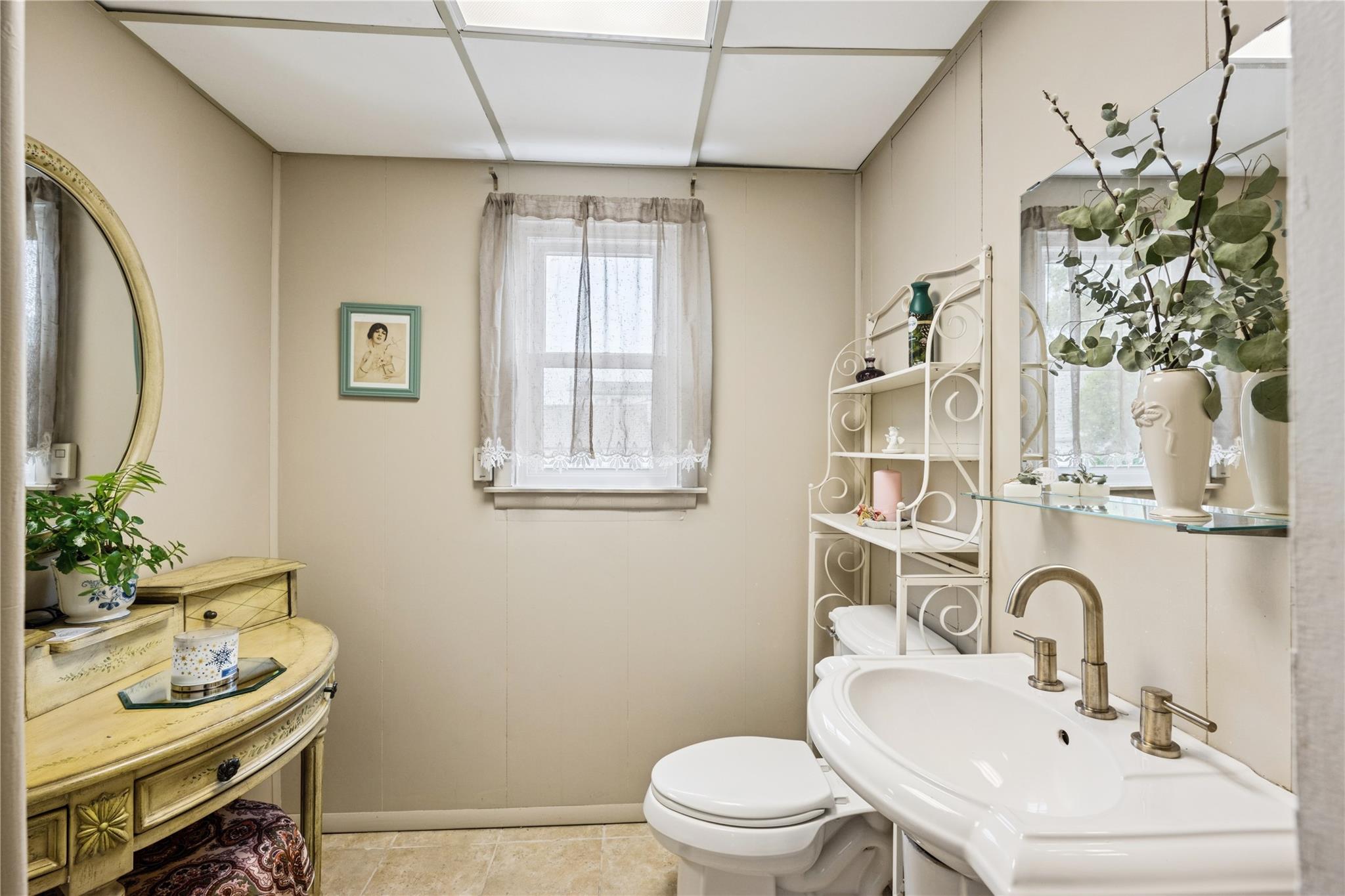 702 Stewart Avenue, Bethpage, New York image 17