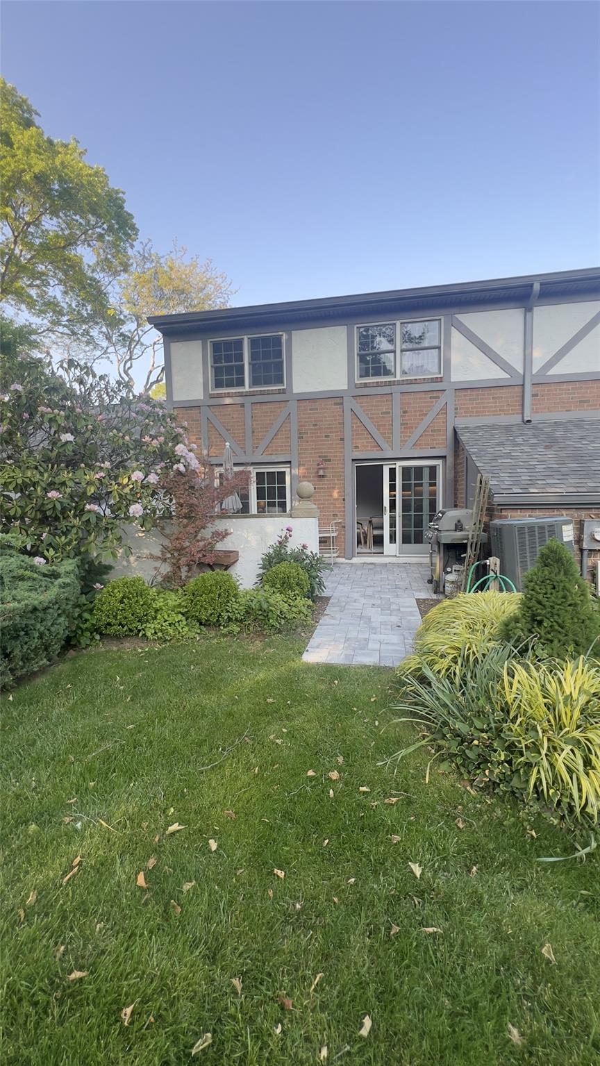 Lealand Lane, Southampton, Hamptons, NY - 3 Bedrooms  
36 Bathrooms - 