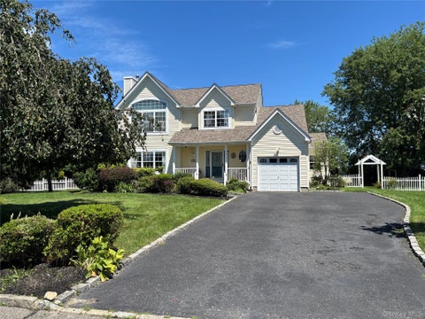 Homes For Sale - 125 Northgate Circle<br/> Baiting Hollow, NY 11933