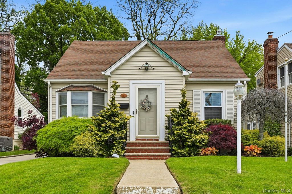 Photo of 257 Jefferson Street, Franklin Square, NY 11010 (MLS # 999795)