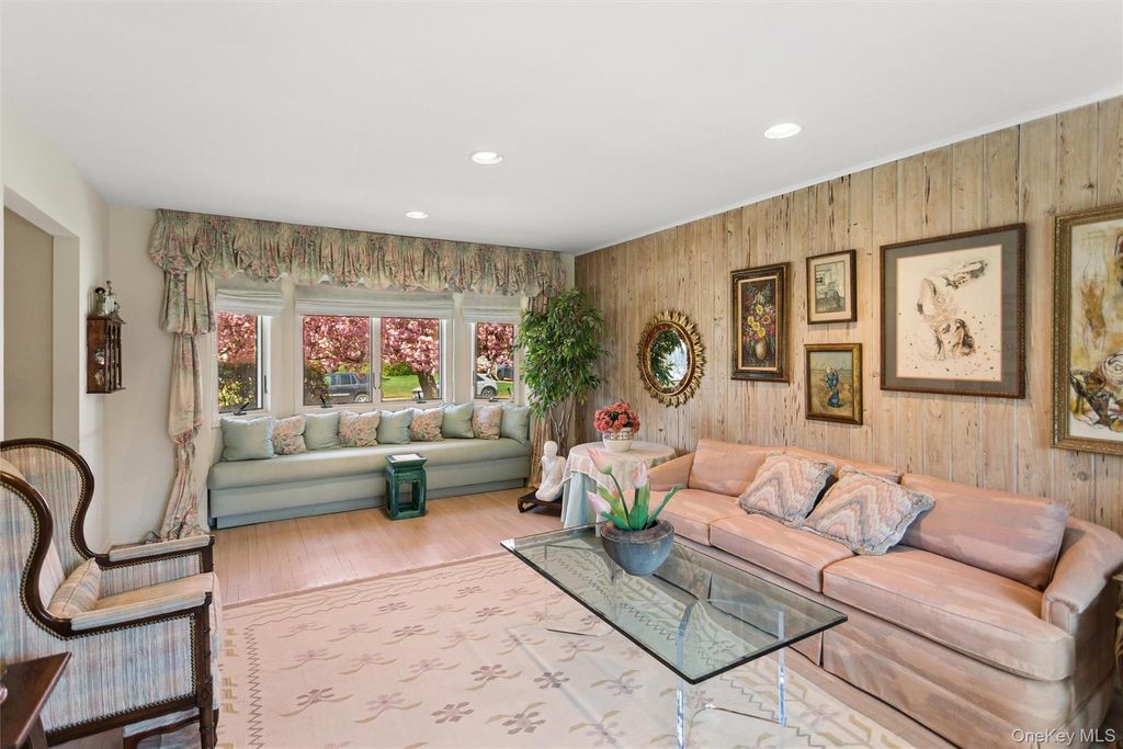 Photo of 49 Saratoga Drive, Jericho, NY 11753 (MLS # 972740)