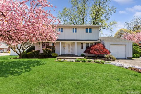 Photo of 49 Saratoga Drive, Jericho, NY 11753 (MLS # 972740)