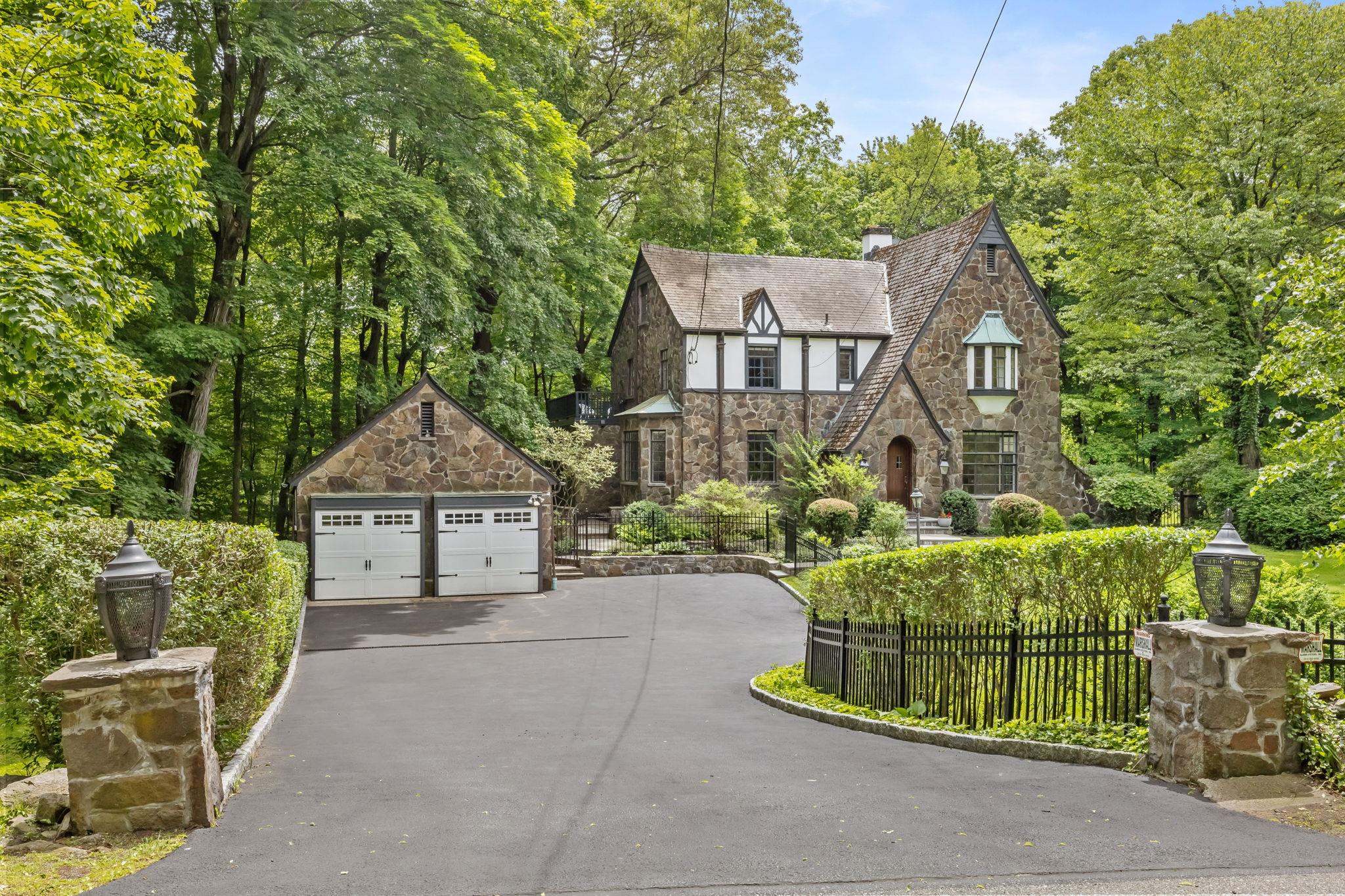 Property for Sale at Mount Airy Road, Croton-On-Hudson, New York - Bedrooms: 4 
Bathrooms: 3 
Rooms: 9  - $1,299,000