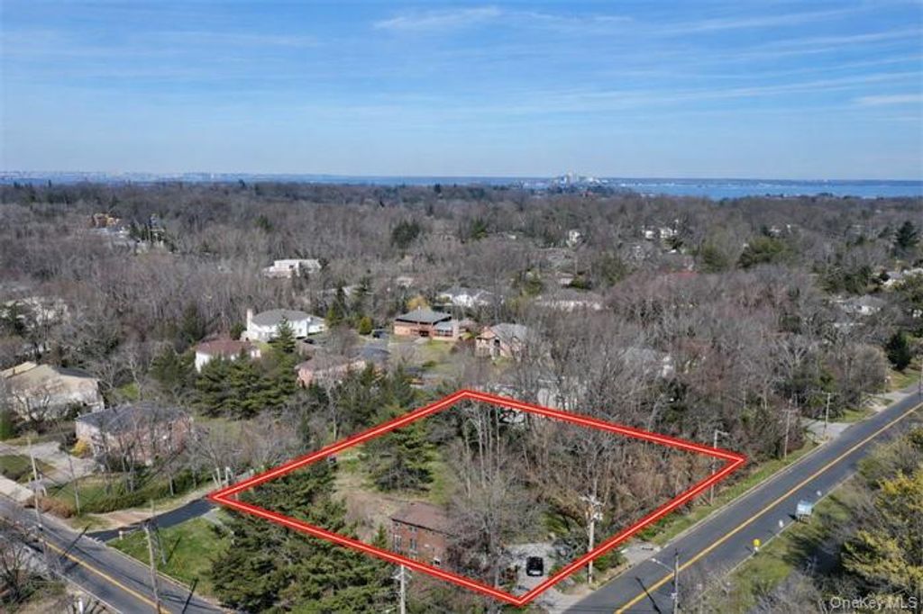 Photo of 367A E Shore Road, Great Neck, NY 11023 (MLS # 987867)