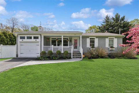 Photo of 1039 Middle Road, Riverhead, NY 11901 (MLS # 993587)