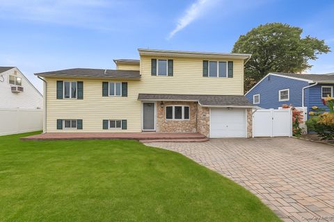 Homes For Sale - 1012 N Ontario Avenue<br/> Lindenhurst, NY 11757