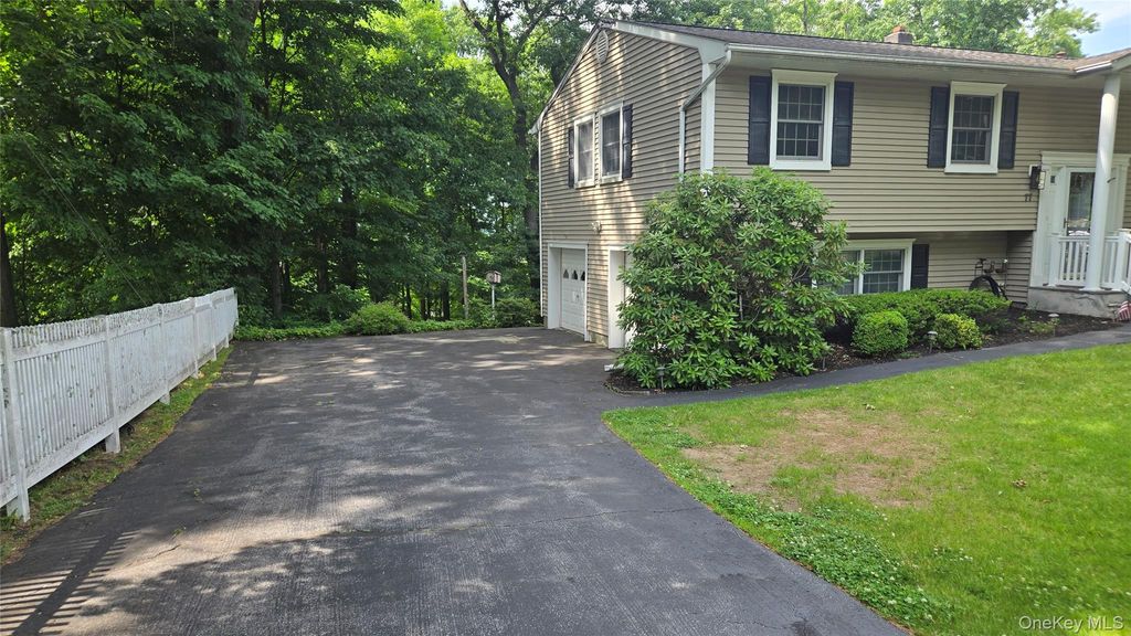 Photo of 77 Tulip Road, Mahopac, NY 10541 (MLS # 1012250)