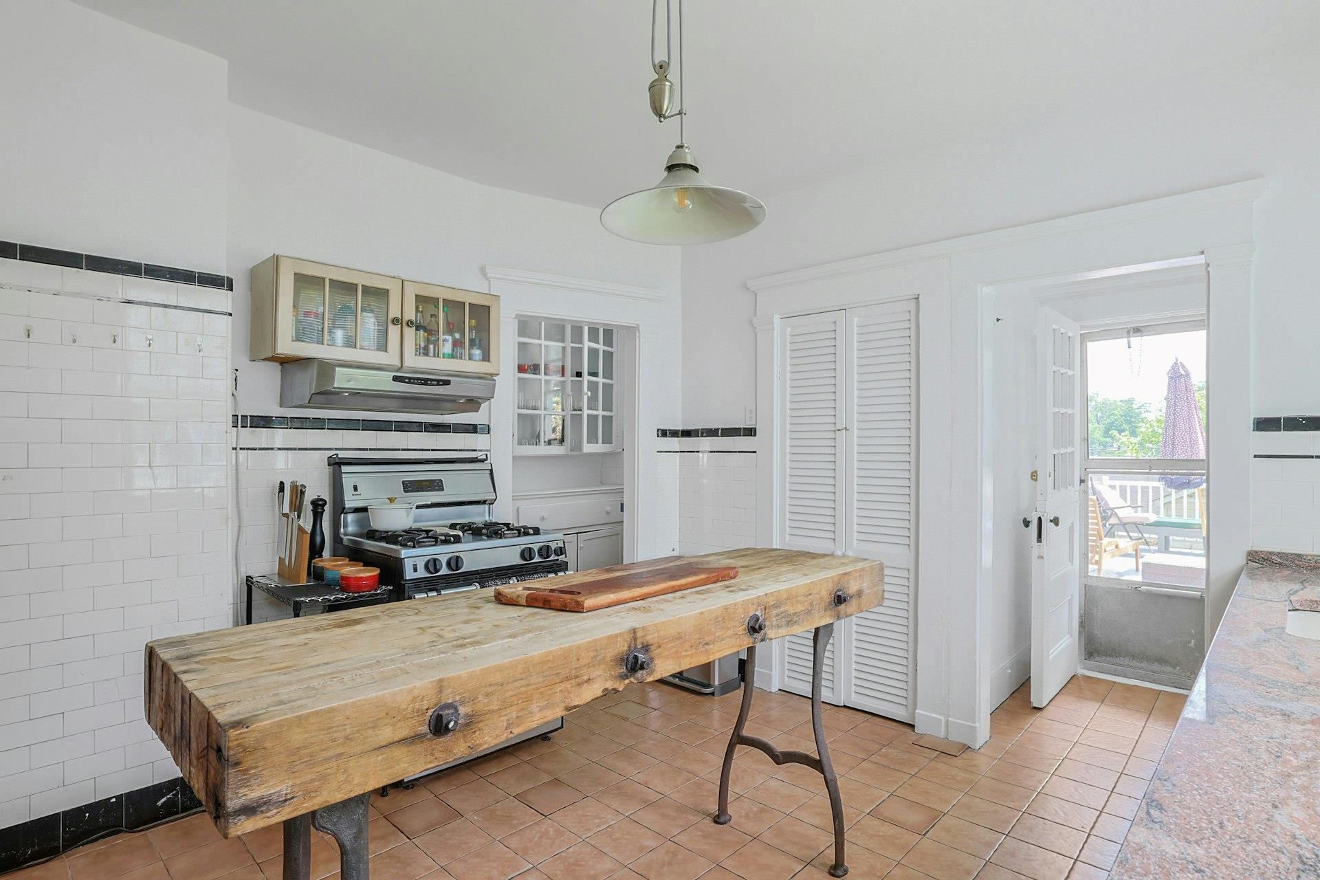 146 Sutton Manor Road, New Rochelle, New York image 11