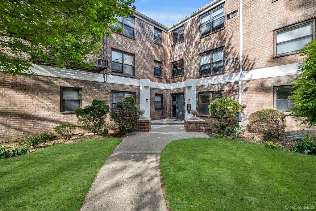 Photo of 44 Terrace Circle #1D, Great Neck, NY 11021 (MLS # 987320)