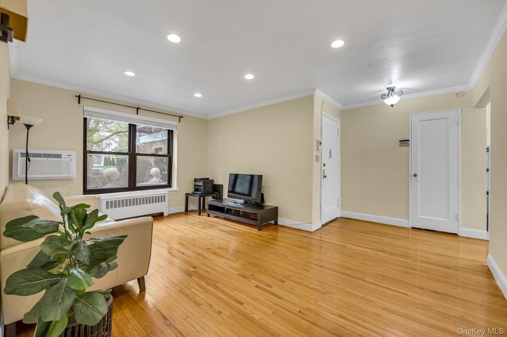 Photo of 44 Terrace Circle #1D, Great Neck, NY 11021 (MLS # 987320)