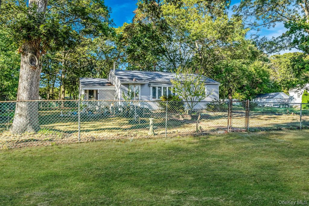 Photo of 529 Elder Lane, Ronkonkoma, NY 11779 (MLS # 922628)