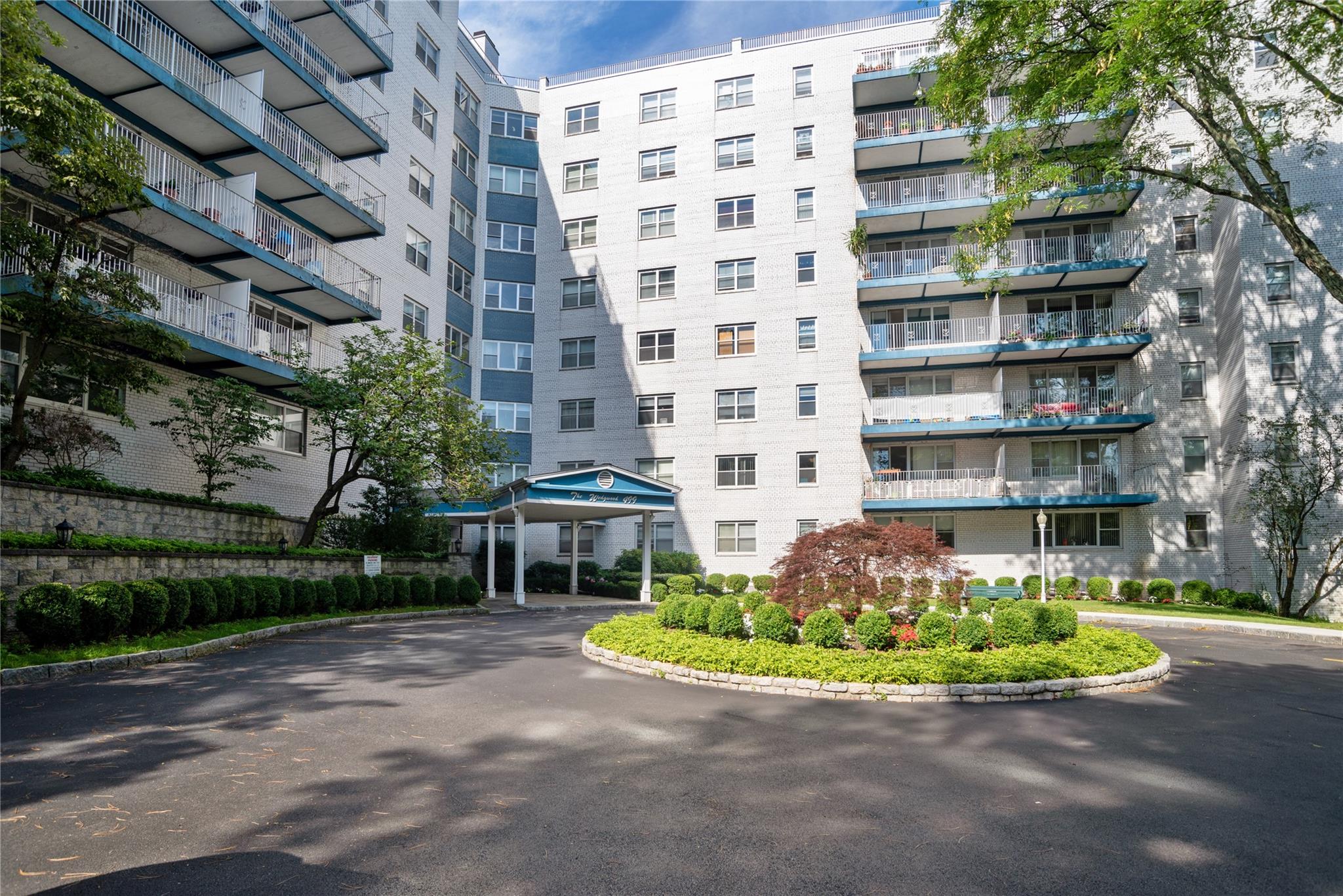 Rental Property at N Broadway 2L, White Plains, New York - Bedrooms: 2 
Bathrooms: 2  - $3,200 MO.