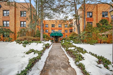 Photo of 2 Greenridge Avenue #2P, White Plains, NY 10605 (MLS # 961346)