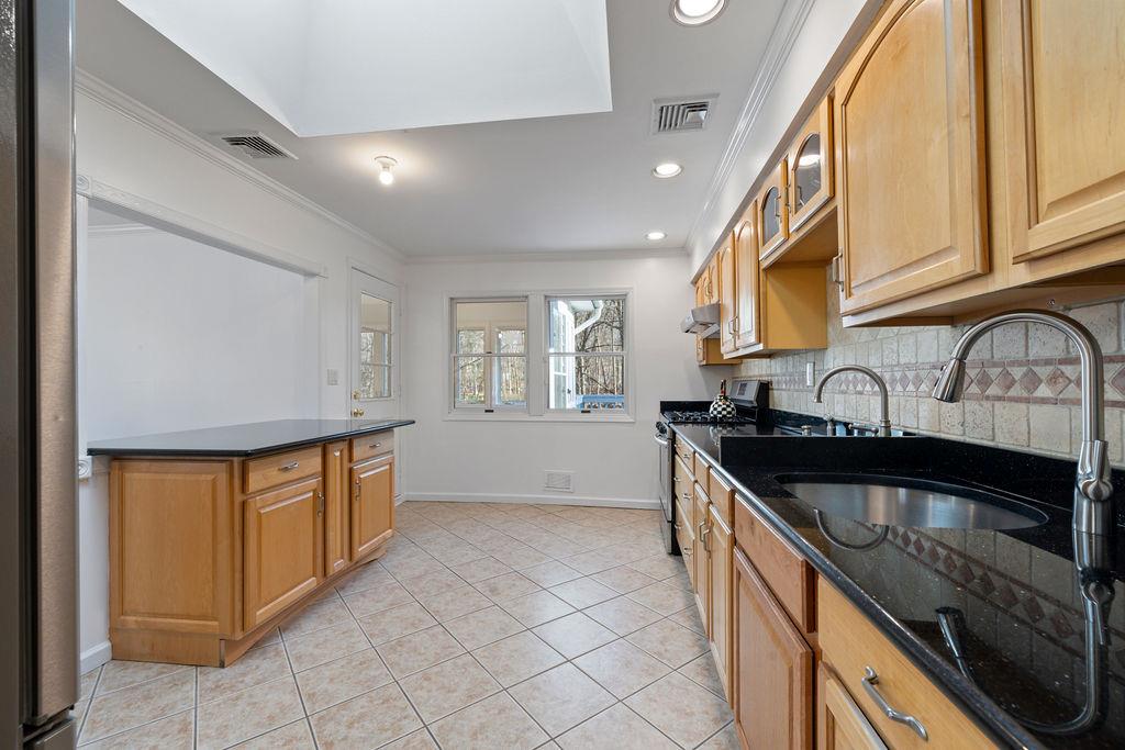 16 Edgebrook Lane, Airmont, New York image 21