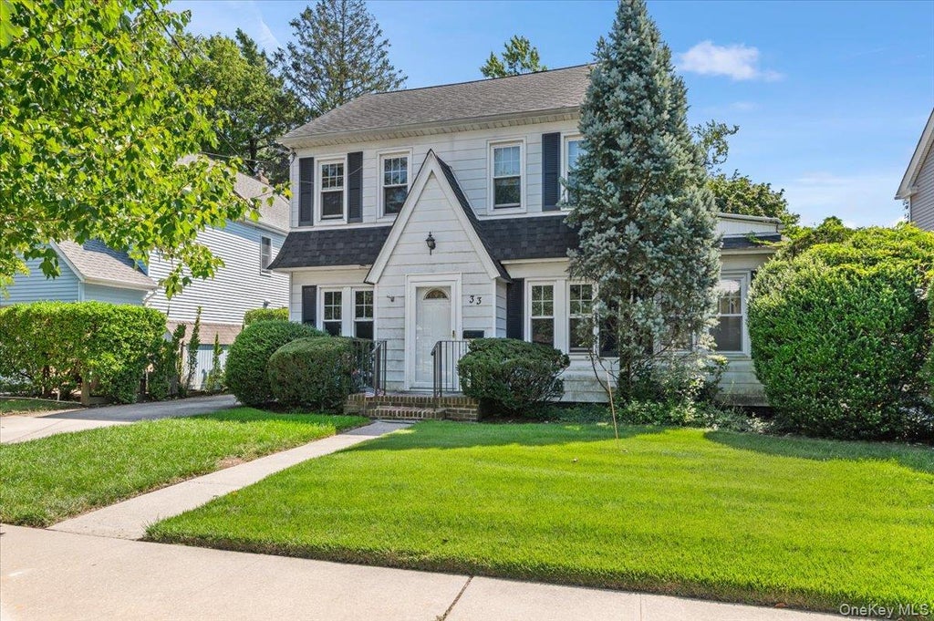 Photo of 33 Lawrence Avenue, Malverne, NY 11565 (MLS # 959242)