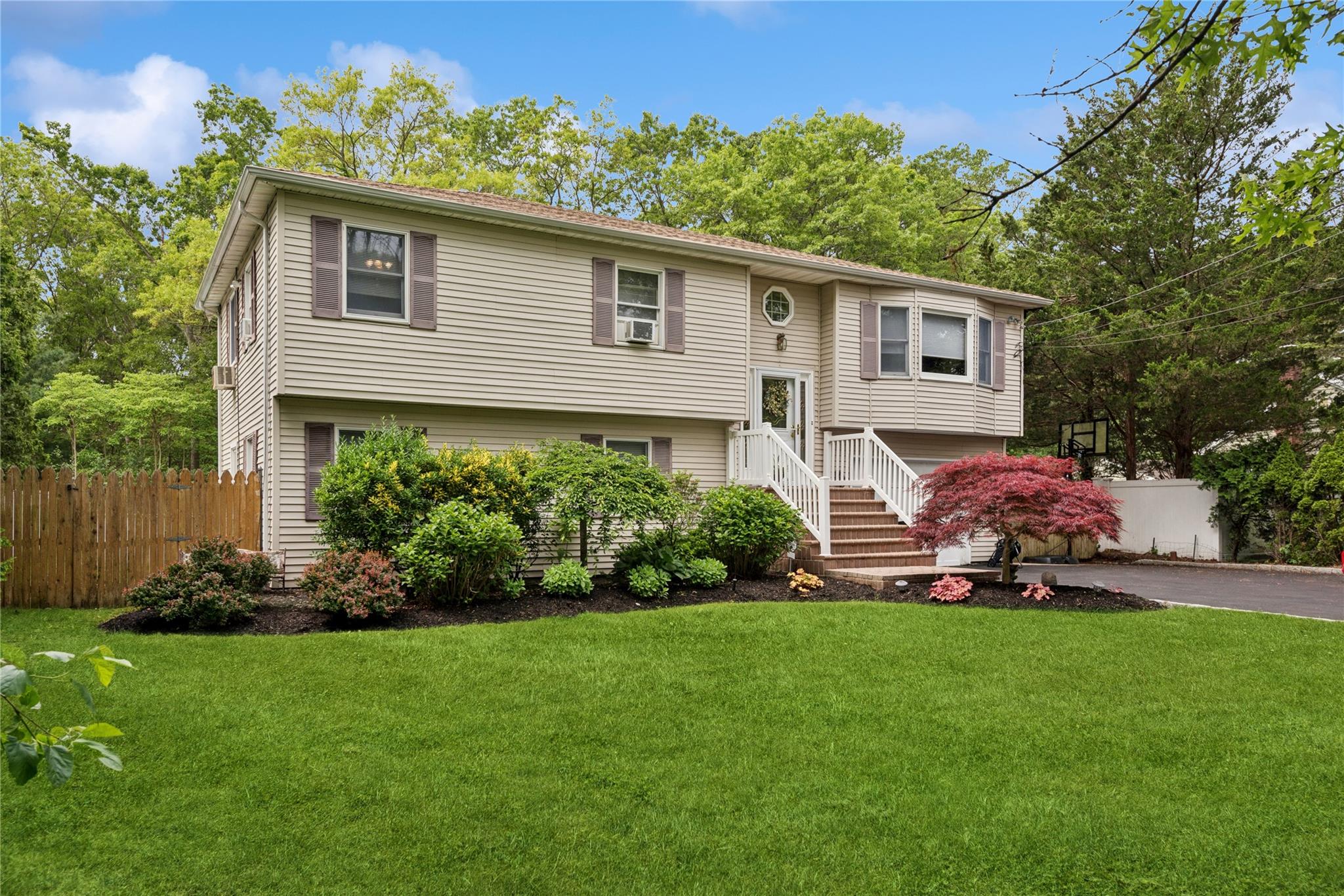 Dillmont Drive, Smithtown, Hamptons, NY - 5 Bedrooms  
3 Bathrooms - 