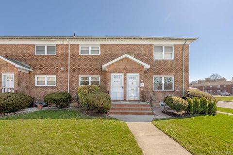 Condo For Sale - 56-27B Utopia Parkway #1014<br/> Fresh Meadows, NY 11365