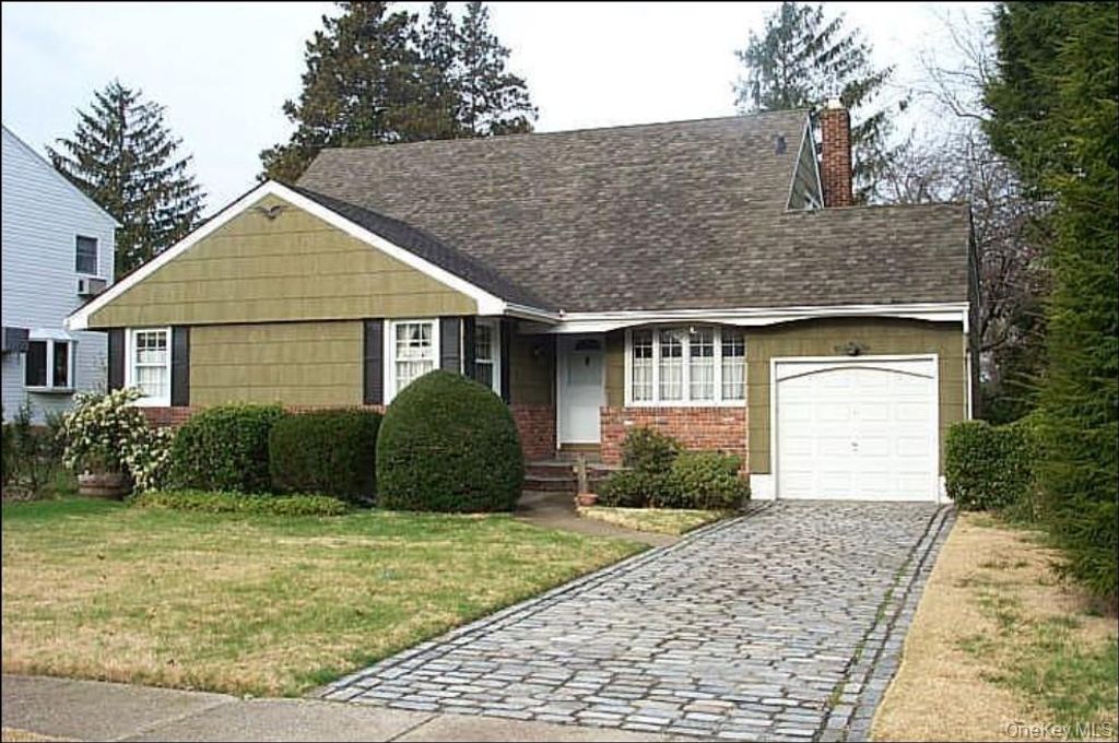 Photo of 208 Weyford Terrace, Garden City, NY 11530 (MLS # 963686)