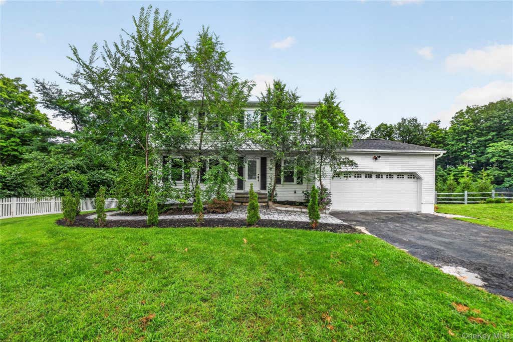 Photo of 2 Pellbridge Drive, Hopewell Junction, NY 12533 (MLS # 1042013)