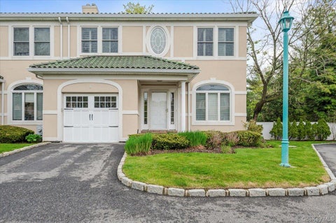Condo For Sale - 6 Villa Promenade<br/> Bay Shore, NY 11706