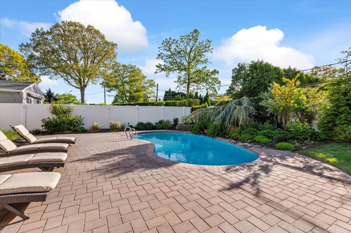 20 Greene Drive, Commack, New York image 34