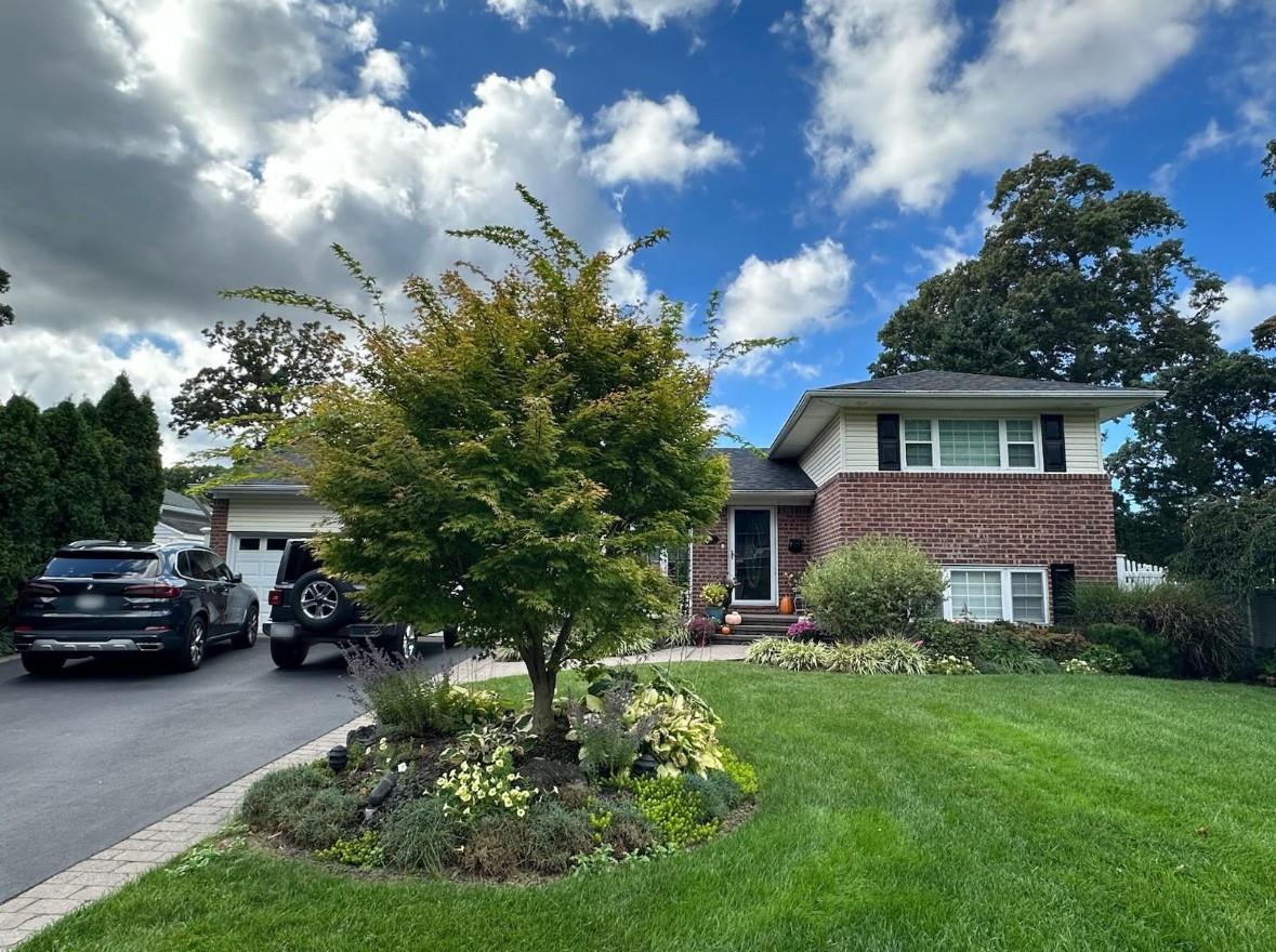 Greene Drive, Commack, Hamptons, NY - 4 Bedrooms  
2 Bathrooms - 