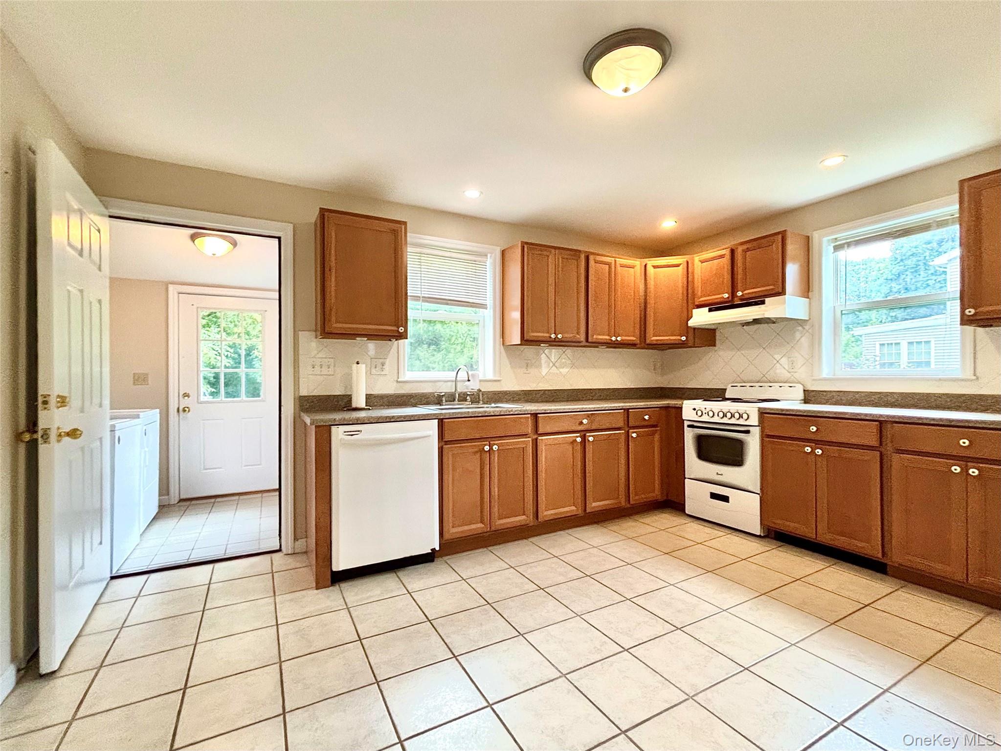 Rhinebeck, New York 12572, United States, 2 Bedrooms Bedrooms, ,1 BathroomBathrooms,Residential,Active,205098