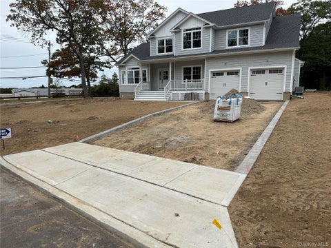 Homes For Sale - 1 Lotto Court<br/> Suffolk County, Lake Grove, NY 11755