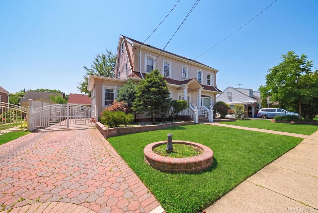 Photo of 810 Wallace Avenue, Baldwin, NY 11510 (MLS # 1027035)