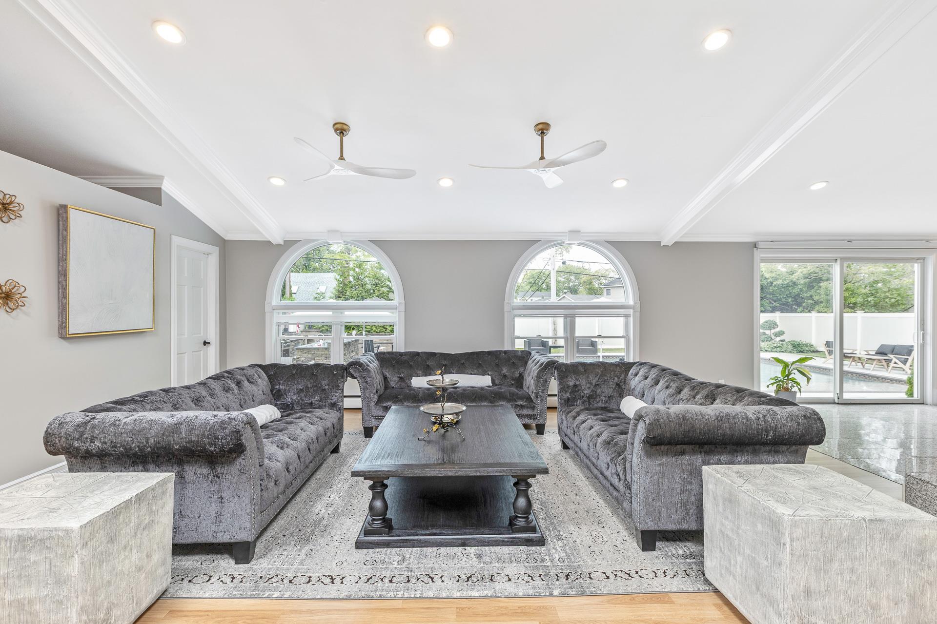 274 Perimeter St St, Holbrook, New York image 12