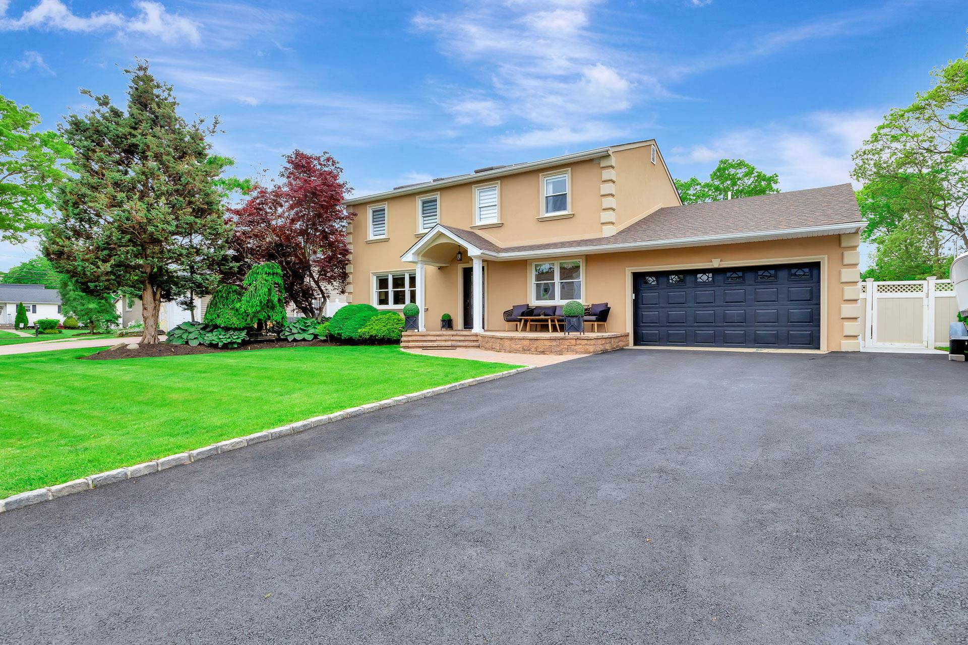 274 Perimeter St St, Holbrook, New York image 2