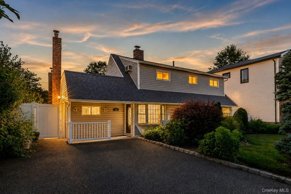34 HEDGE LN, WESTBURY, NY 11590 - Image ef80b1cba3e21558b9b69c5a03bb9c8d/3991104267